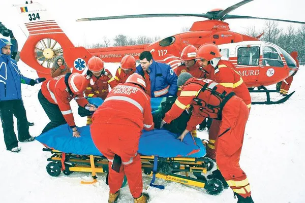 O femeie cu accident vascular şi un copil cu febră, preluaţi de elicopter şi duşi la spital