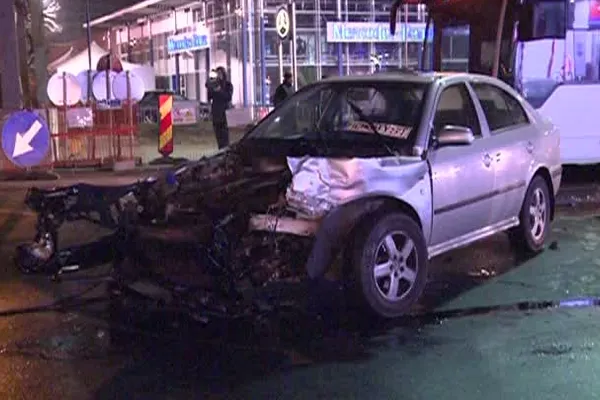 Accident spectaculos în Capitală. O ambulanţă a căzut într-o groapă de trei metri