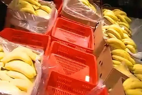 SUTE DE TIRURI CU ALIMENTE, BLOCATE. Supermarketurile nu s-au mai putut aproviziona