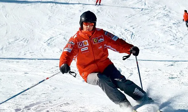 Michael Schumacher primește masaj muscular pentru ca trupul să nu i se rigidizeze