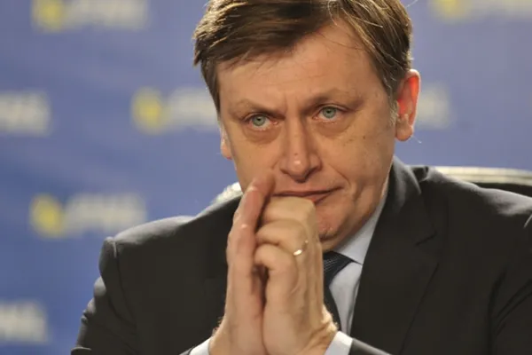 CRIN ANTONESCU: Nu exclud deloc să aibă loc o remaniere cu ocazia Delegaţiei Permanente a PNL