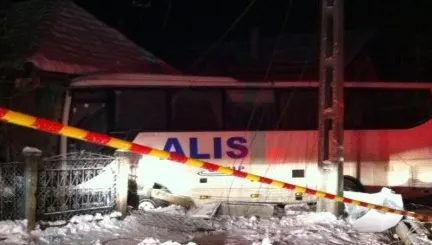 ACCIDENT CUMPLIT în judeţul Cluj. Un autocar a intrat într-o casă după ce a fost acroșat de un BMW