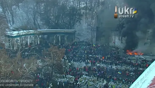 PROTESTE SÂNGEROASE LA KIEV: Un poliţist a fost împuşcat în cap, iar alţi doi sunt de negăsit