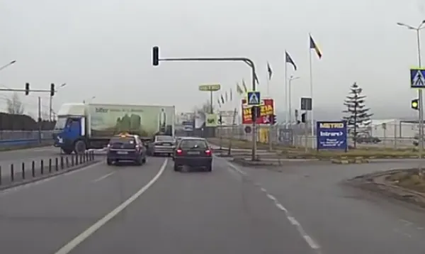 IMAGINI HORROR. A intrat cu maşina sub un TIR, la CLUJ! Accidentul a fost FILMAT