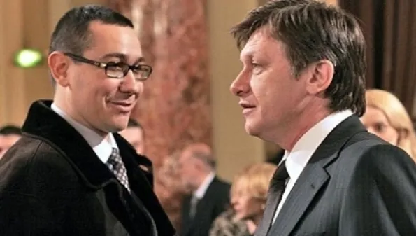 PROTESTE LA IAŞI: Manifestanţii scandează împotriva lui Antonescu, Ponta şi Băsescu