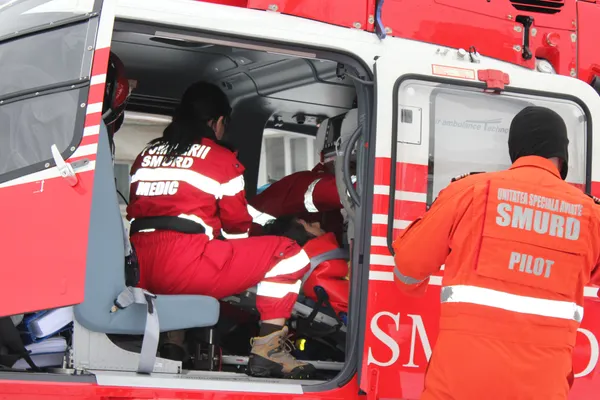 AVION PRĂBUŞIT. O persoană grav rănită în accidentul de avion. MEDICII ÎNCEARCĂ SĂ O RESUSCITEZE