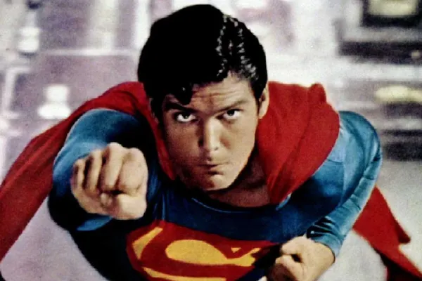 O echipă de editori video a recreat o zi din viața lui Superman cu o dronă RC și o cameră GoPro