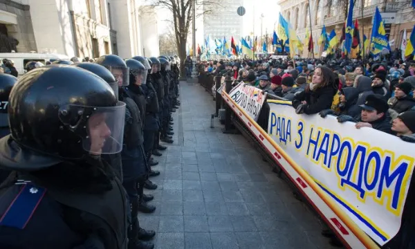 UCRAINA. Mişcarea de protest s-a extins MASIV în ţară. 14 administraţii regionale sunt BLOCATE