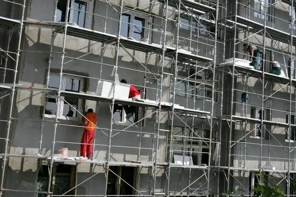 ACCIDENT GRAV de muncă, la Iaşi. O schelă cu 3 muncitori s-a PRĂBUŞIT