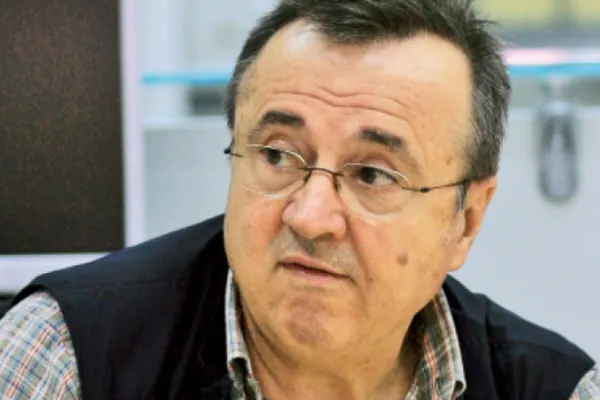 ION CRISTOIU: Ponta vrea să fie starleta. Se teme că steaua mediatică Iohannis îl va eclipsa
