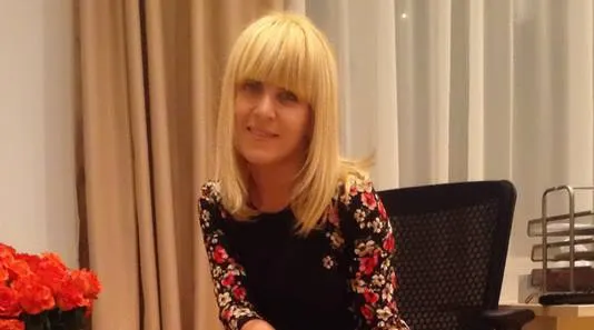 ELENA UDREA împarte mărţişoare politice, în formă de măr