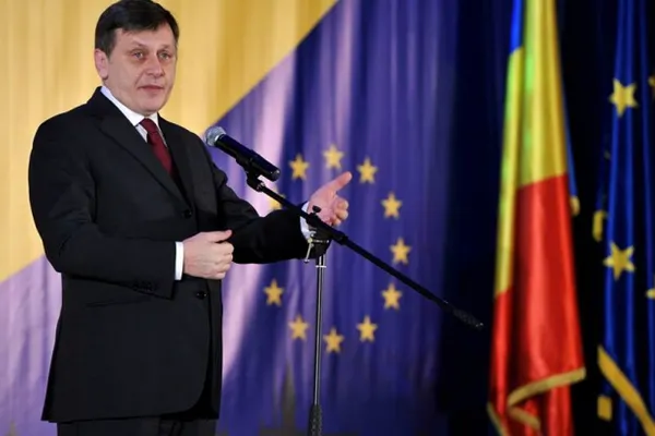 Antonescu: Dacă Ponta crede că e bine în opoziţie, să cedeze mandatul şi preluăm noi Guvernul