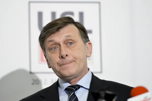 Antonescu: Opţiunea lui Ponta e clară, marţi decidem ieşirea din Guvern