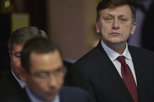 SURSE: 16 filiale din PNL, coaliţie ÎMPOTRIVA LUI CRIN ANTONESCU