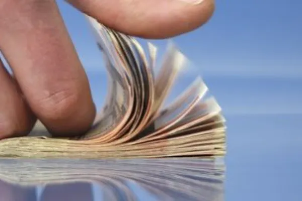 Guvernul amână proiectul care limitează tranzacţiile în numerar şi reduce comisioanele bancare