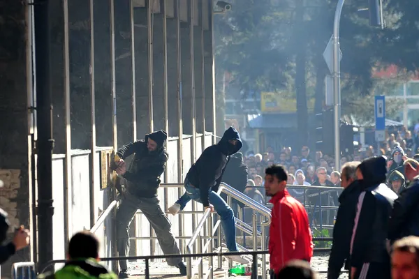 PROTESTE violente în Bosnia-Herţegovina: sediul Guvernului cantonal de la Sarajevo, INCENDIAT