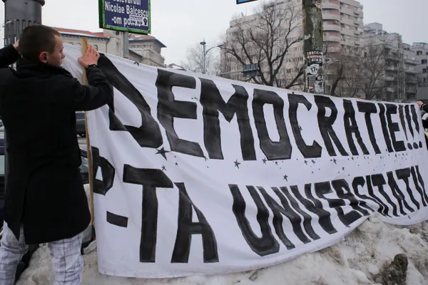 PROTESTE în BUCUREŞTI. Traficul a fost blocat la Piaţa Romană