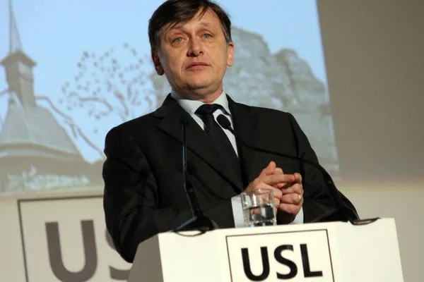 Băsescu: Dacă iese din Guvern, Antonescu pierde şefia PNL în 30 de zile