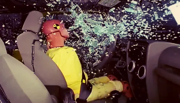 Specialiștii explică cum reacționeză și ce păţeşte corpul uman într-un accident auto