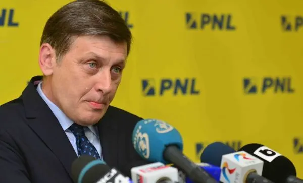 CRIN ANTONESCU: "Dacă Ponta nu îl numeşte vicepremier, Iohannis îi va lua locul ca prim ministru"