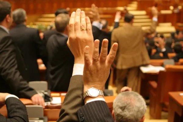 PPE cere CE să monitorizeze acţiunile Guvernului şi Parlamentului din România