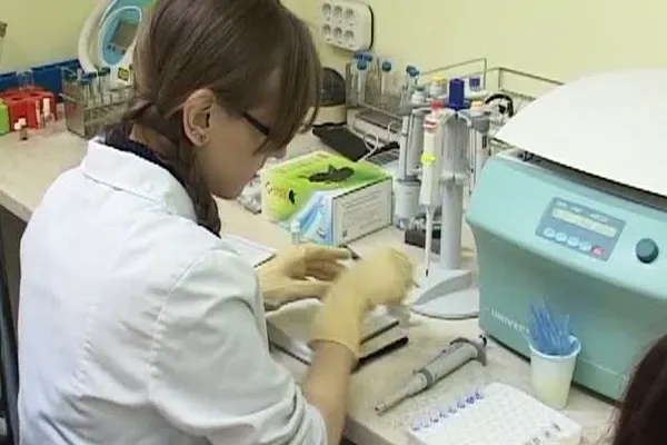 CANCERUL, TRATAT CU AUR: Testele revoluţionare ale cercetătorilor clujeni