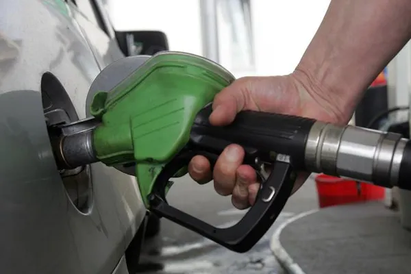 Un senator PNL vrea ca taxa de poluare să fie inclusă în preţul carburantului