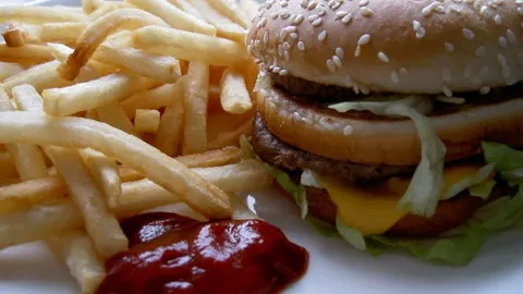 Te ispitesc dulciurile și mâncarea fast food? Ce spun poftele despre starea ta de sănătate