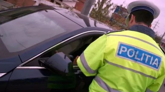 Polițiștii din Iași au tras pe dreapta o mașină. Nu le-a venit să creadă cine se afla la volan
