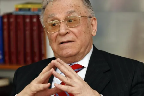Iliescu, despre faptul că unii liberali ar vrea ieşirea de la guvernare: "Treaba lor, nu mă bag"
