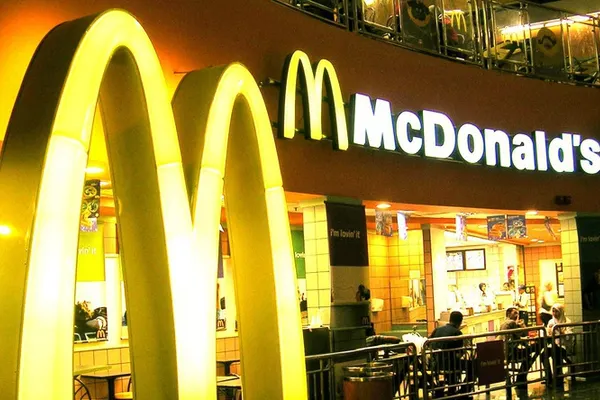 SCENE DE GROAZĂ în faţa unui restaurant McDonald's. Mai multe femei s-au luat la bătaie