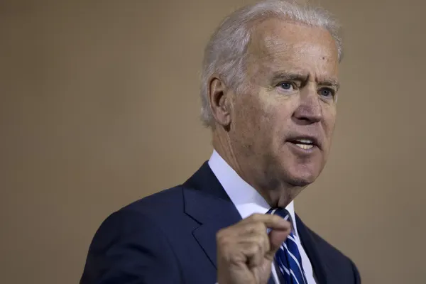 Biden l-a sunat pe Medvedev şi i-a cerut retragerea forţelor ruse din Ucraina