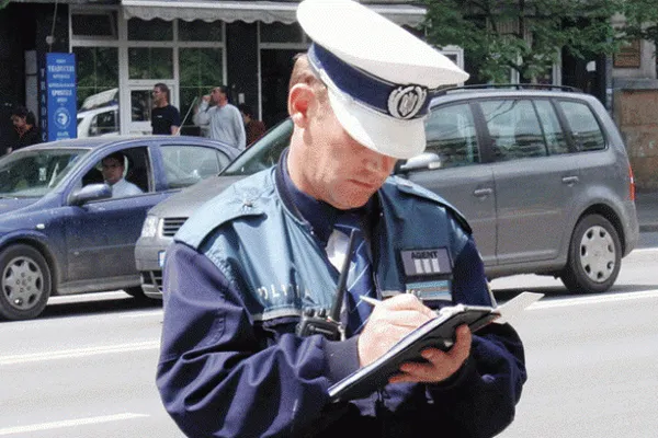 ACCIDENT în Capitală. Doi poliţişti locali au fost răniţi