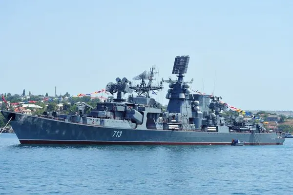 Rusia ar fi mobilizat nave şi trupe speciale pentru o posibilă intervenţie militară în Crimeea