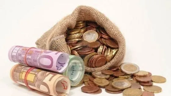 CERŞETOAREA în casa căreia s-a găsit un SAC DE BANI, căutată acum de PRESUPUSE RUDE