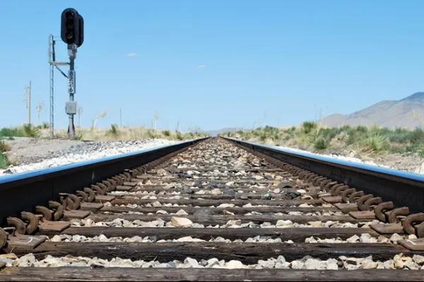 ACCIDENT: Un şofer băut a intrat cu maşina în locomotiva unui tren în mişcare