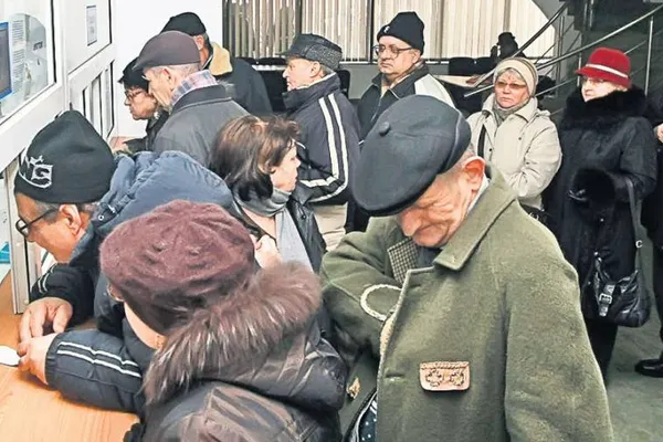 BĂTRÂN MORT LA COADĂ LA CASA DE PENSII