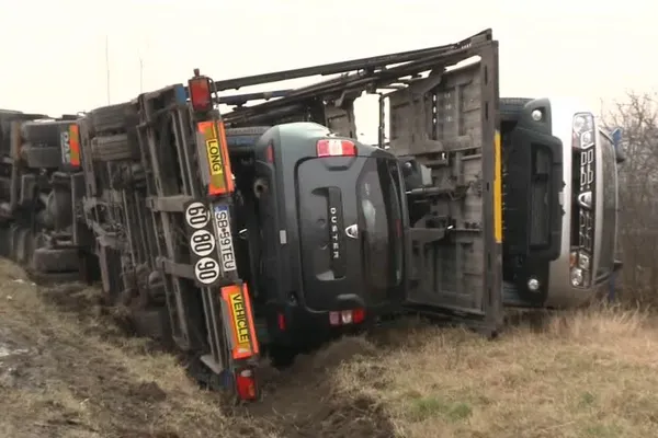 ACCIDENT în Sibiu. UN TIR încărcat cu mai multe autoturisme DACIA DUSTER s-a răsturnat