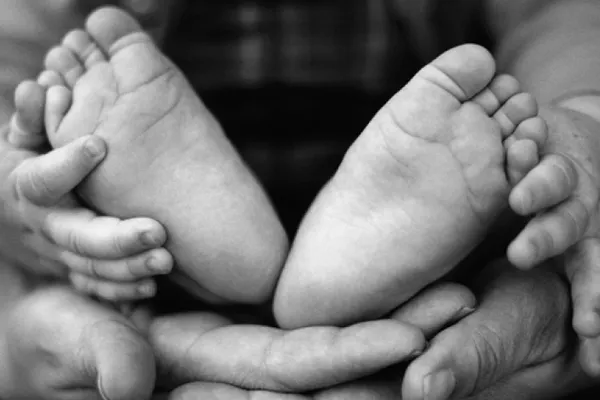 Guvernul desfiinţează Oficiul Român pentru Adopţii şi înfiinţează Autoritatea de Copii şi Adopţii