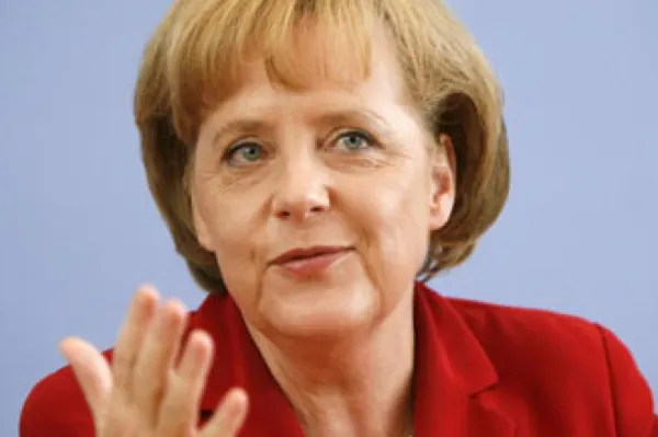 KREMLINUL: Putin şi Merkel, satisfăcuţi de trimiterea unei misiuni OSCE în Ucraina
