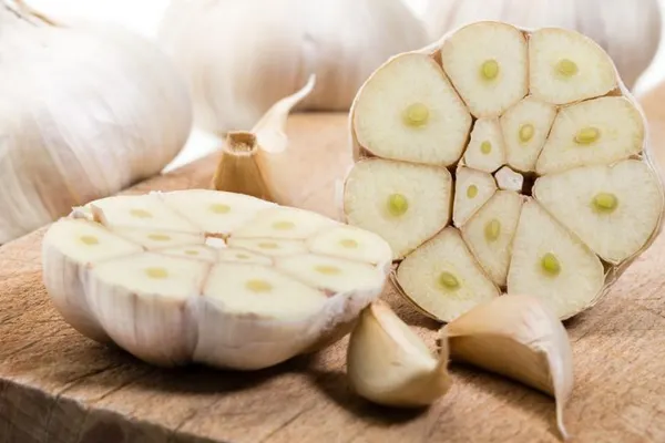 5 alimente care te scapă de mirosul de usturoi