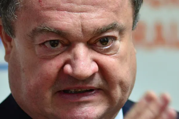 Blaga: PDL are moţiunea de cenzură finalizată, liderii grupurilor strâng semnături