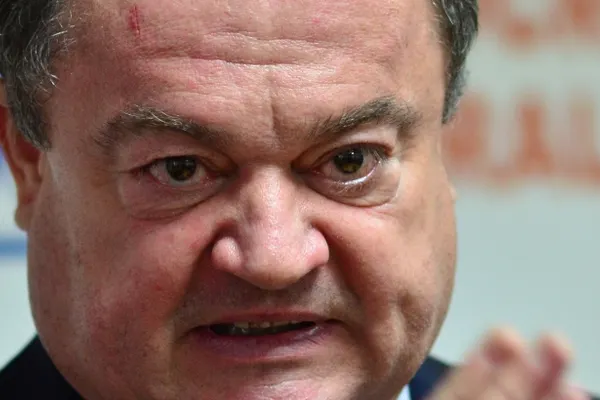 Blaga despre absenţa lui Boc de la miting: Să-i dea Dumnezeu sănătate;se simte foarte bine unde este