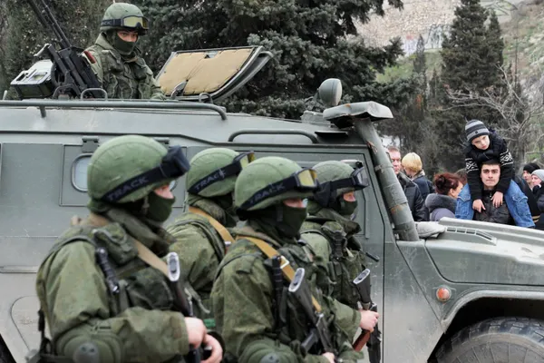 UCRAINA. Trei baze militare, înconjurate de ruşi. UCRAINENII, SOMAŢI SĂ SE PREDEA