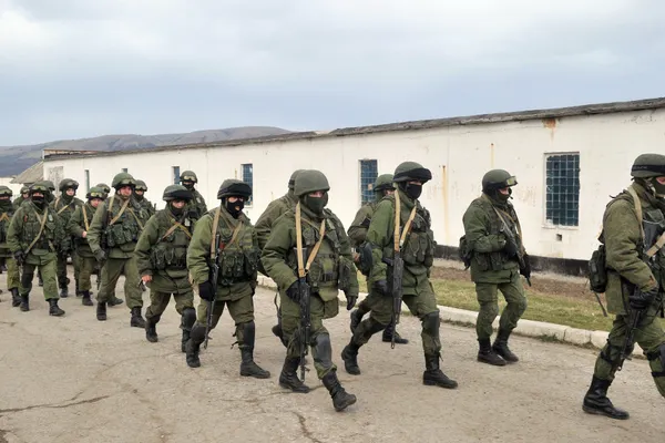 Crimeea, "sub controlul complet al Moscovei". Vestul cere dialog, militarii ruşi continuă acţiunile