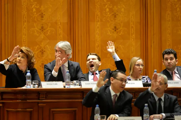 Guvernul Ponta 3, la mâna CCR. Zegrean: "Belgia nu a avut guvern un an jumătate şi a dus-o mai bine"