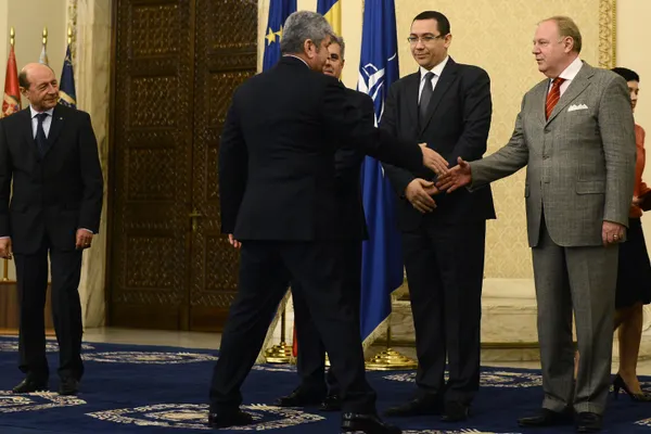 GUVERNUL PONTA 3: CULISELE ceremoniei de depunere a jurământului