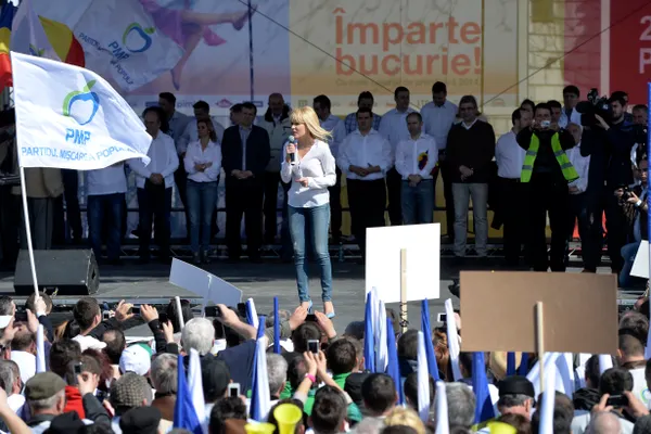 Elena Udrea, PROTEST în BLUGI şi pe TOCURI
