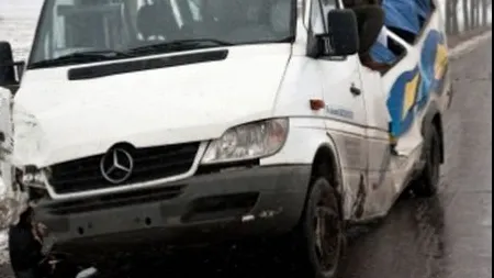 ACCIDENT. Un microbuz cu pasageri a fost LOVIT de un TIR