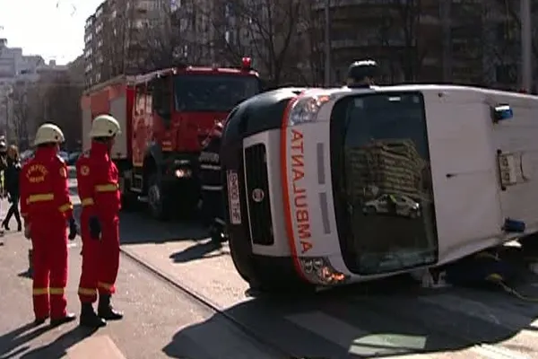 Accident GRAV în Capitală. O ambulanță s-a răsturnat, după ce a fost lovită de un autoturism